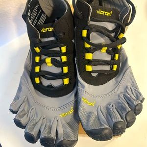 Women’s FiveFingers Vibram 8.5 (Never worn)